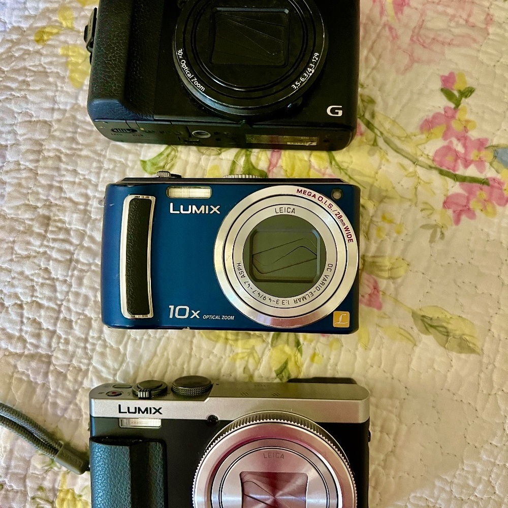 Lot of 3 barely used digital camera's with chargers